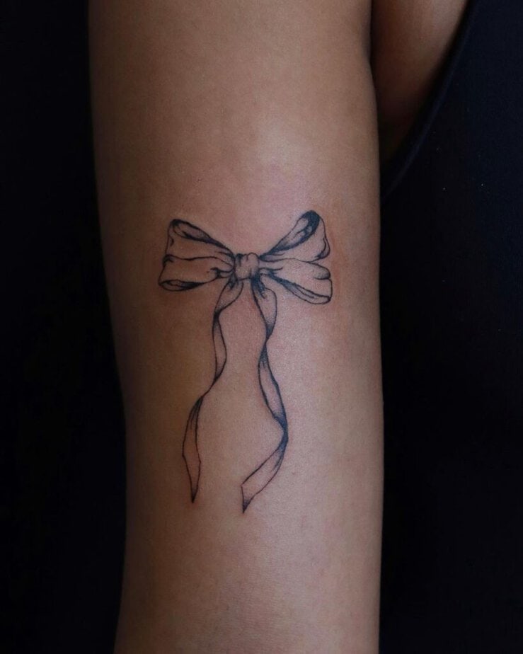 3. Ein Bogen-Tattoo auf dem Oberarm