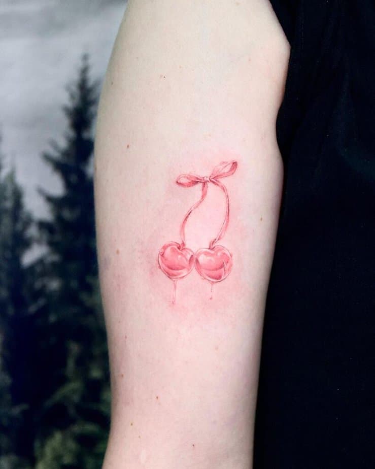 24. Eine rosa Kirsche als Tattoo 