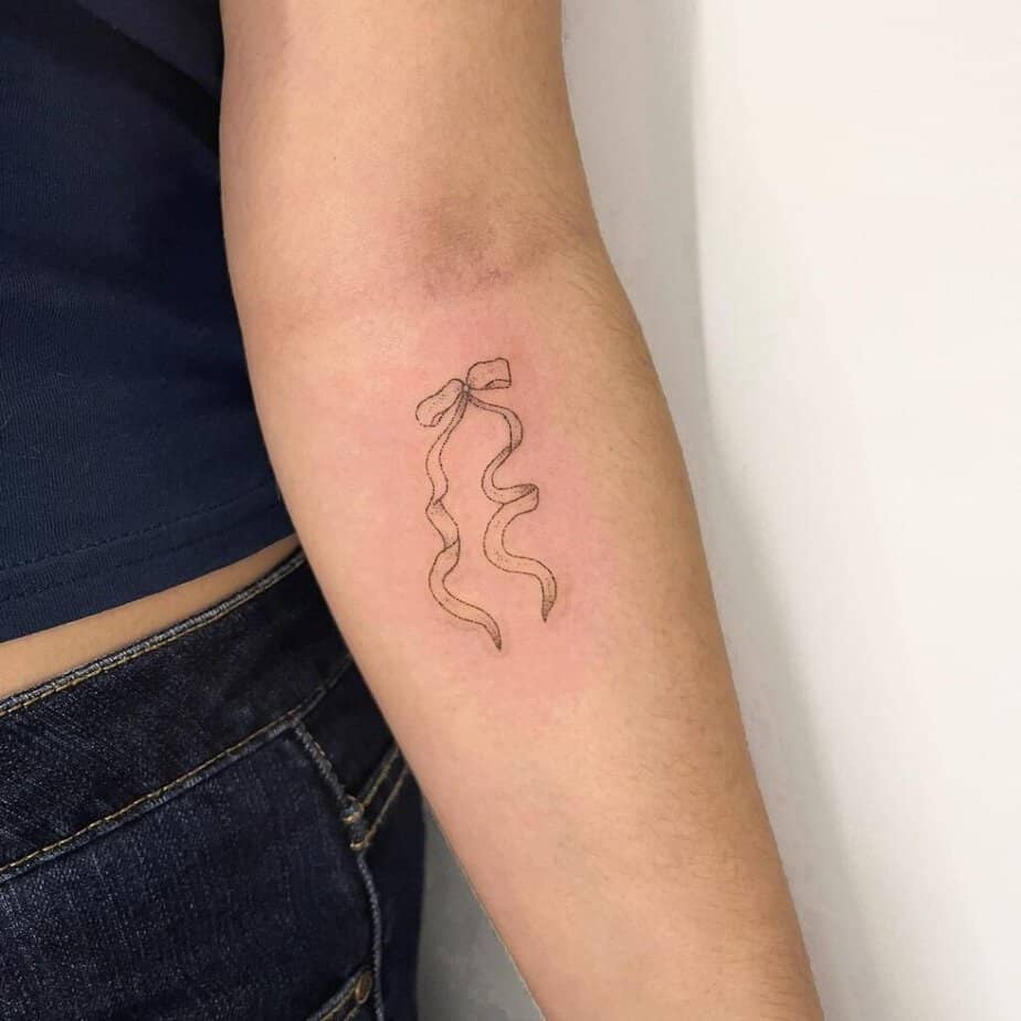 7. Ein Bogen-Tattoo auf dem Unterarm 