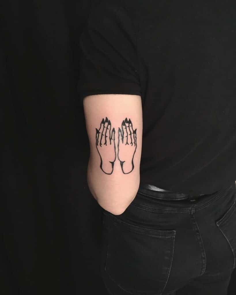 Einfaches Hexenhände-Tattoo
