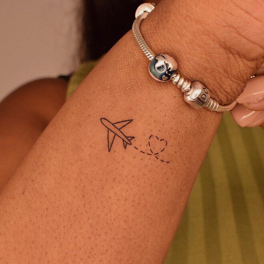 20. Ein Flugzeug-Tattoo 