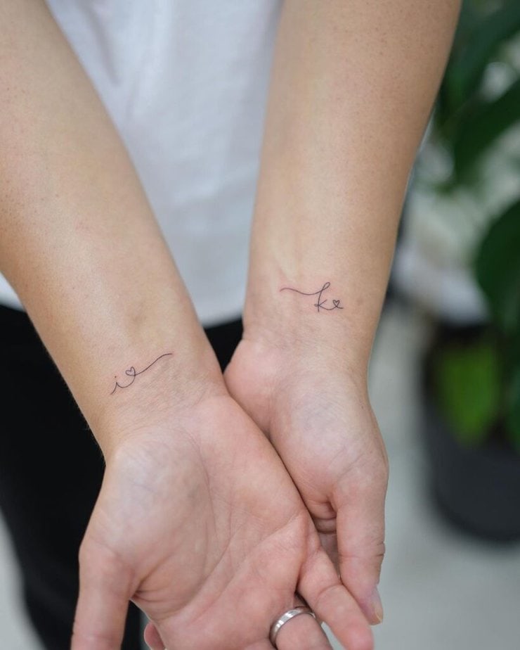 5. Ein winziges Hand-Tattoo mit deinen (und den Initialen deines Partners) 