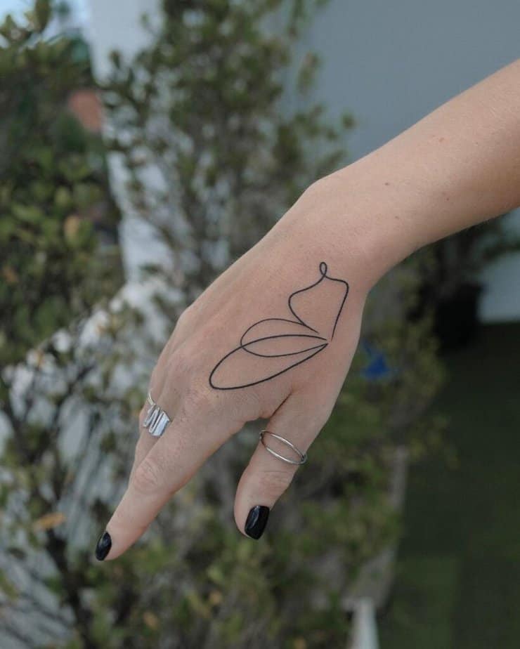 10. Ein Schmetterlings-Tattoo mit Linienmuster 