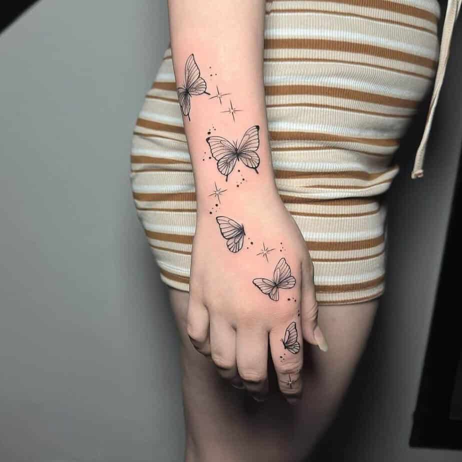 13. Ein Schmetterlings-Tattoo mit Punkten und Glitzern