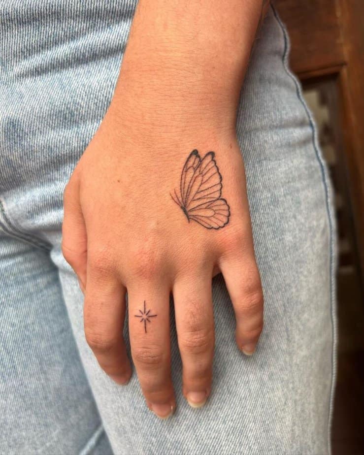 25. Ein Schmetterlings-Tattoo mit Fingerglitzer 
