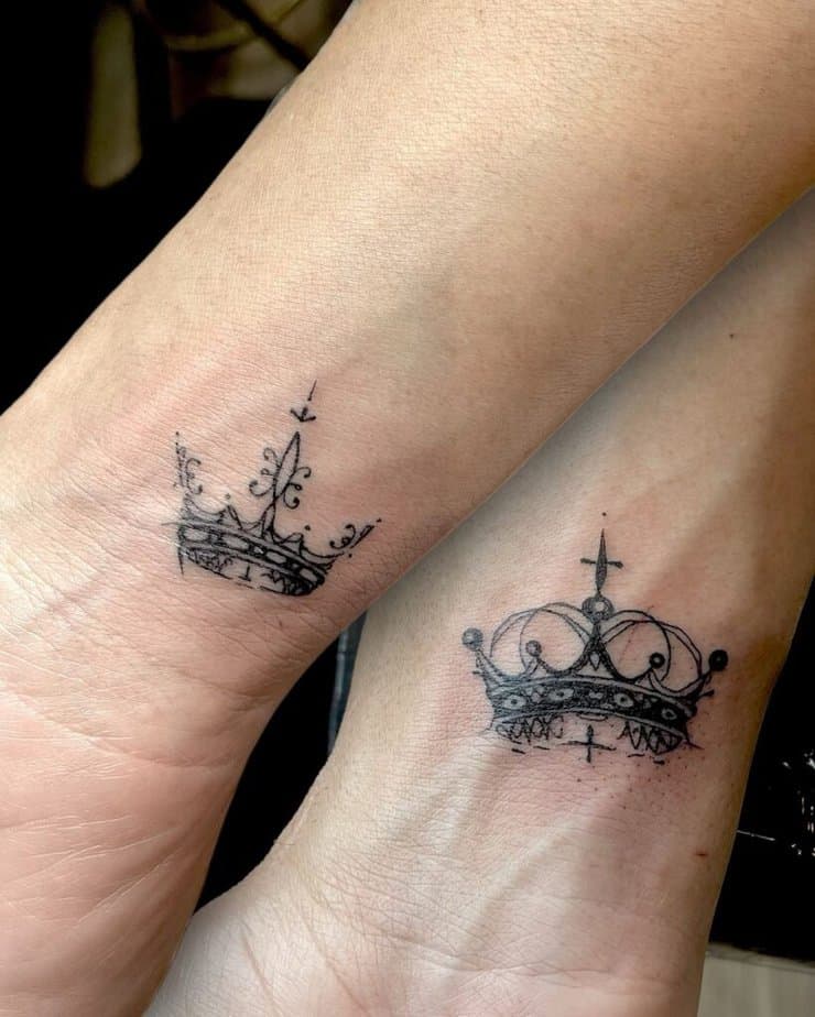 10. Ein passendes Kronen-Tattoo
