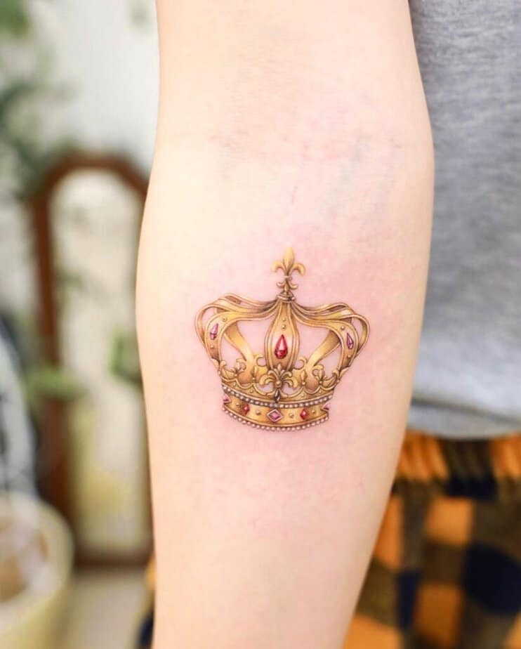 14. Ein realistisches Kronen-Tattoo 