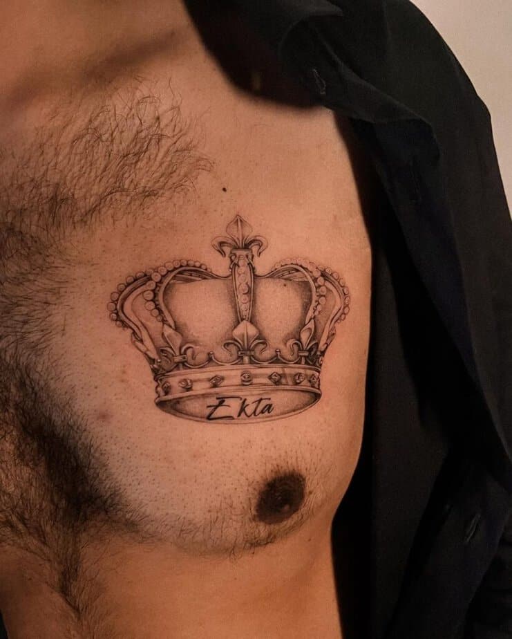 19. Ein großes und auffälliges Kronen-Tattoo auf der Brust