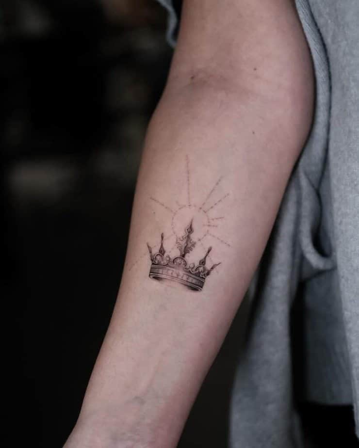 22. Ein detailliertes Kronen-Tattoo mit einer gepunkteten Sonne