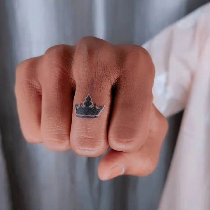 25. Eine Kronentätowierung auf dem Finger