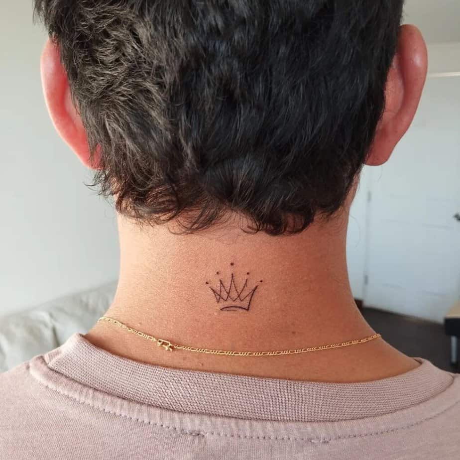 3. Ein Kronen-Tattoo mit Linien auf der Rückseite des Halses 