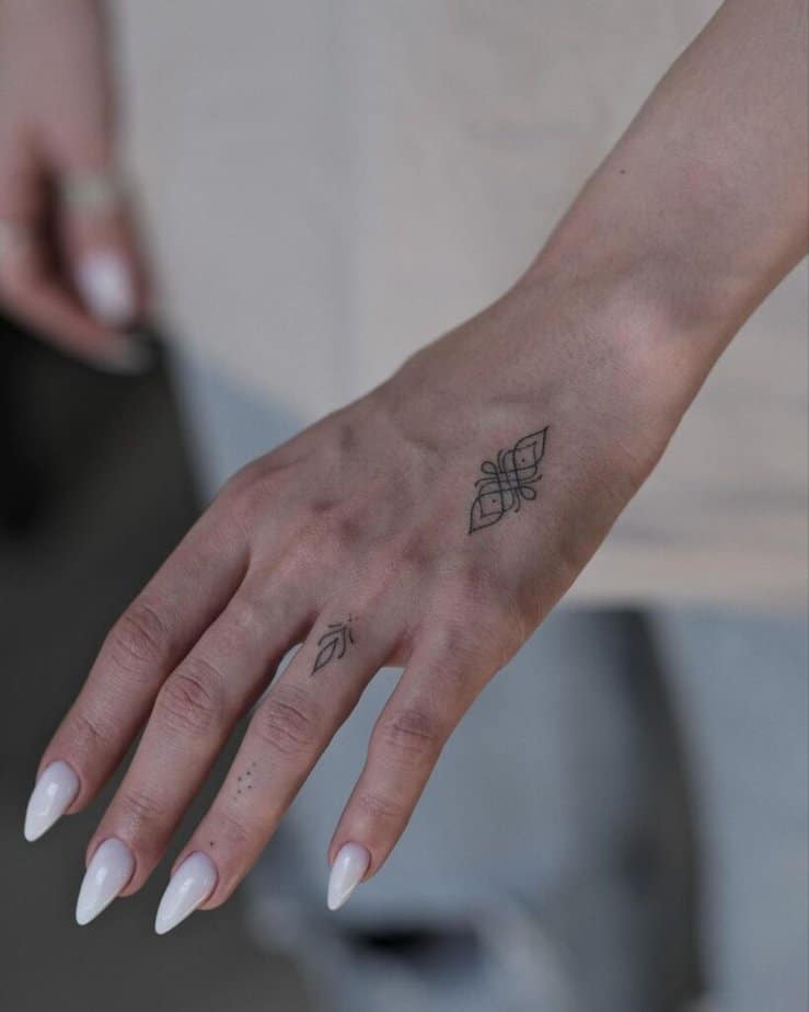 18. Ein Unendlichkeitsknoten-Tattoo auf der Hand 