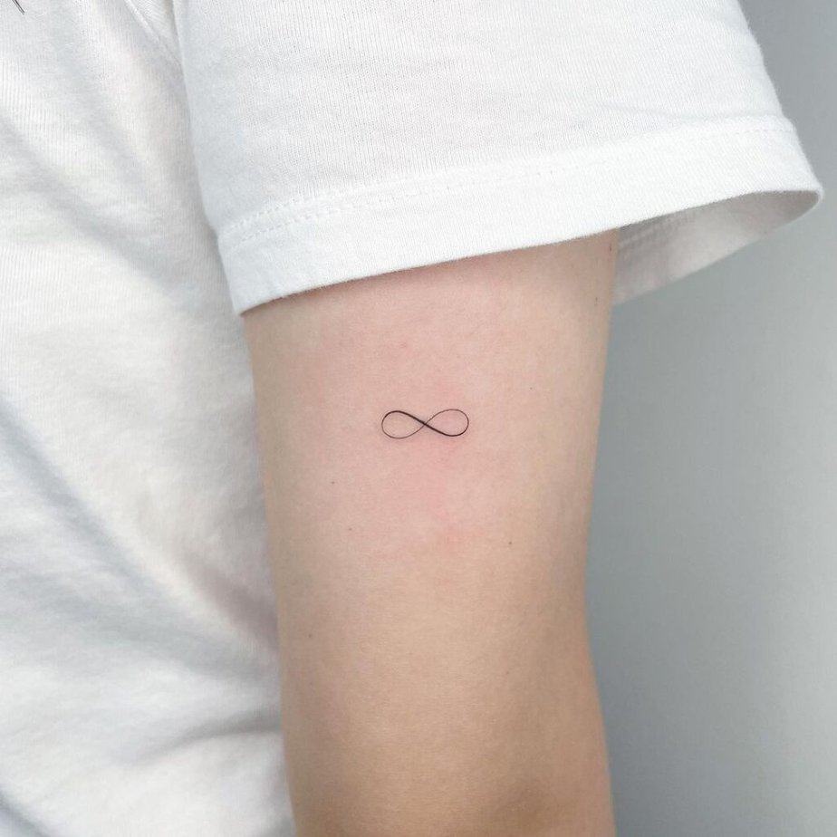 1. Ein minimalistisches Unendlichkeits-Tattoo 