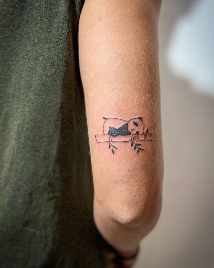 1. Ein einfaches Tattoo eines schläfrigen Pandas 