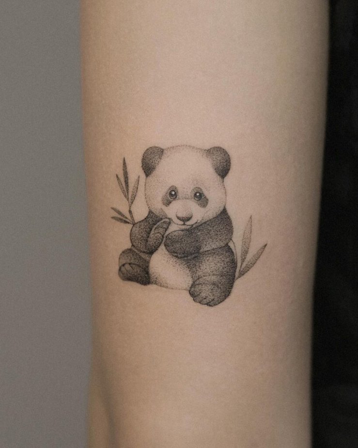 11. Ein Panda-Tattoo mit Punkten 