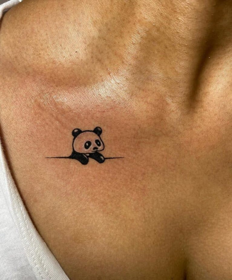 12. Ein Panda-Tattoo auf dem Schlüsselbein