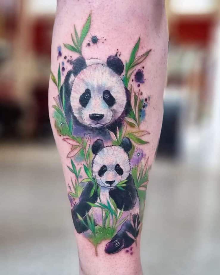 14. Ein realistisches, buntes Panda-Tattoo auf dem Bein