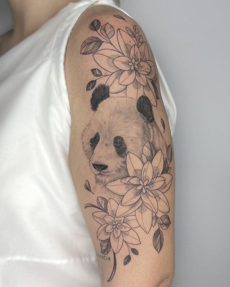 15. Eine feinlinige Panda-Tätowierung auf dem Arm