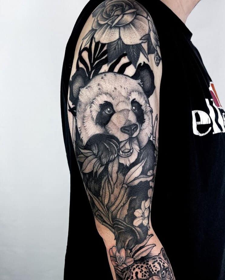 16. Ein Panda-Tattoo Ärmel 