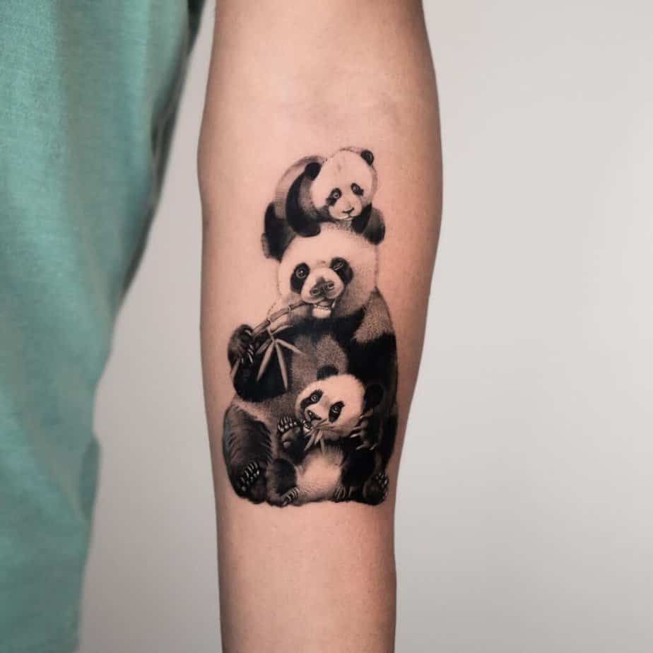 17. Eine Tätowierung einer Panda-Familie