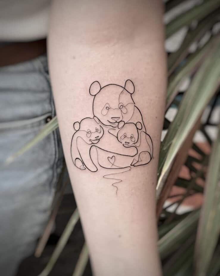21. Ein Panda-Tattoo in Strichtechnik 