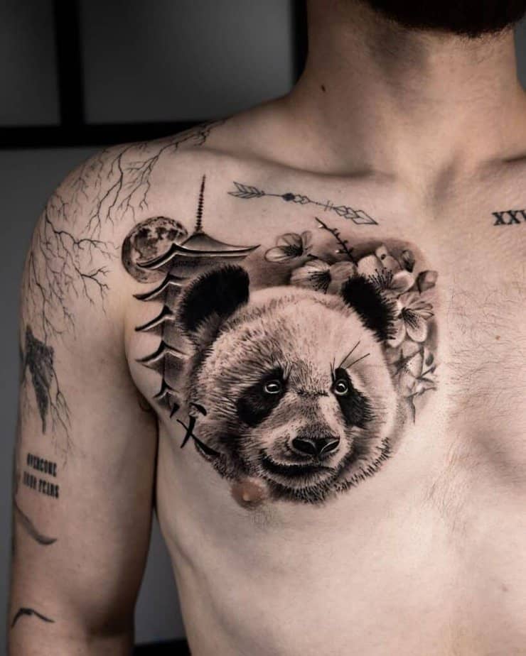 24. Ein Panda-Tattoo auf der Brust