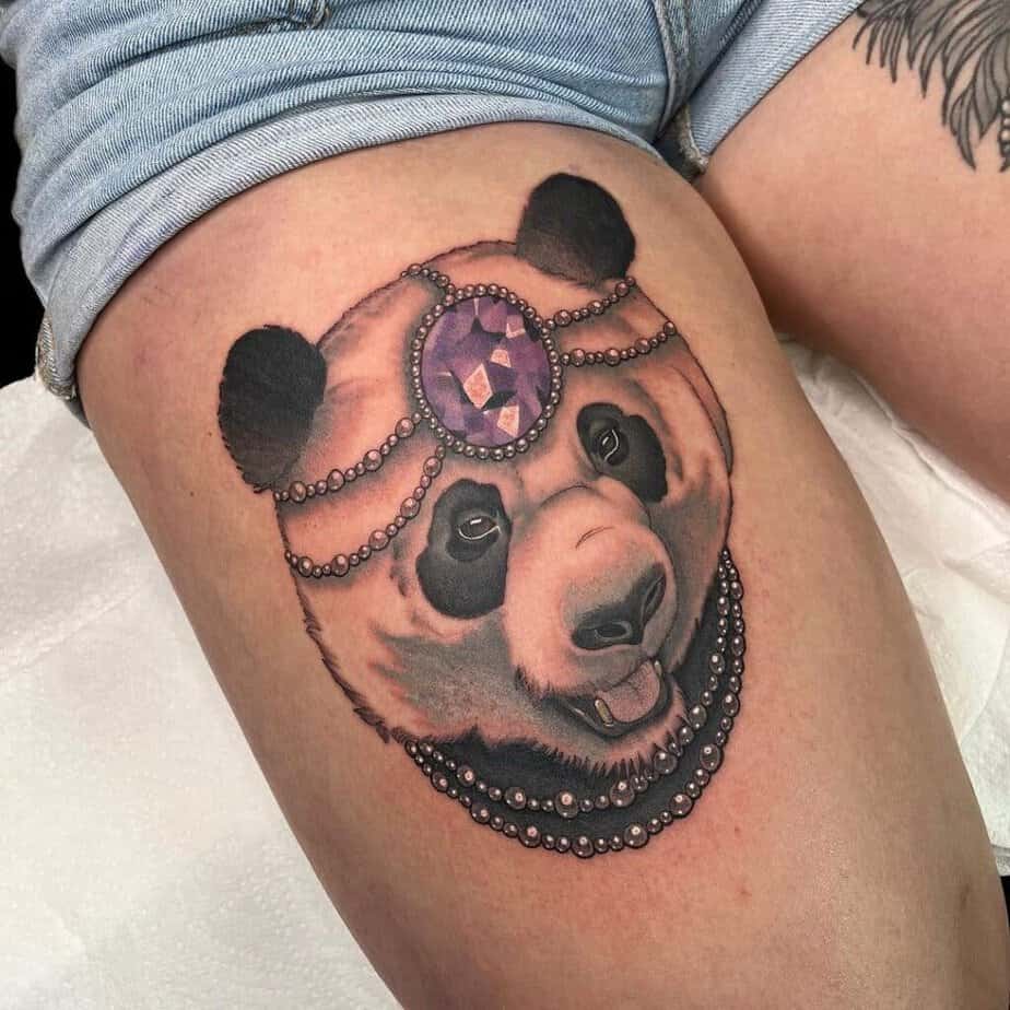 25. Ein Panda-Tattoo auf dem Oberschenkel