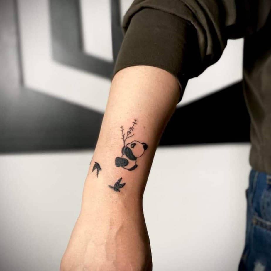 4. Ein Panda-Tattoo auf dem Handgelenk