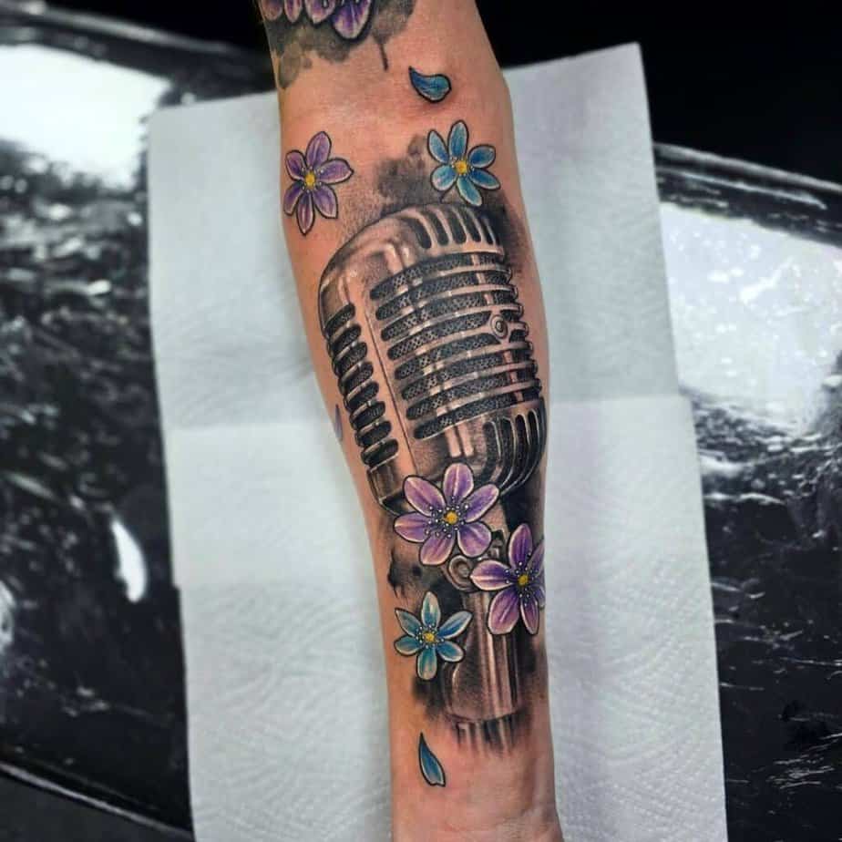 Mikrofon-Tattoo mit Farbe