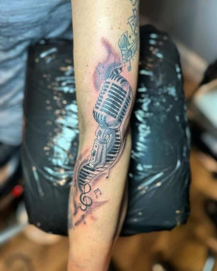 Mikrofon-Tattoos mit anderen musikalischen Details