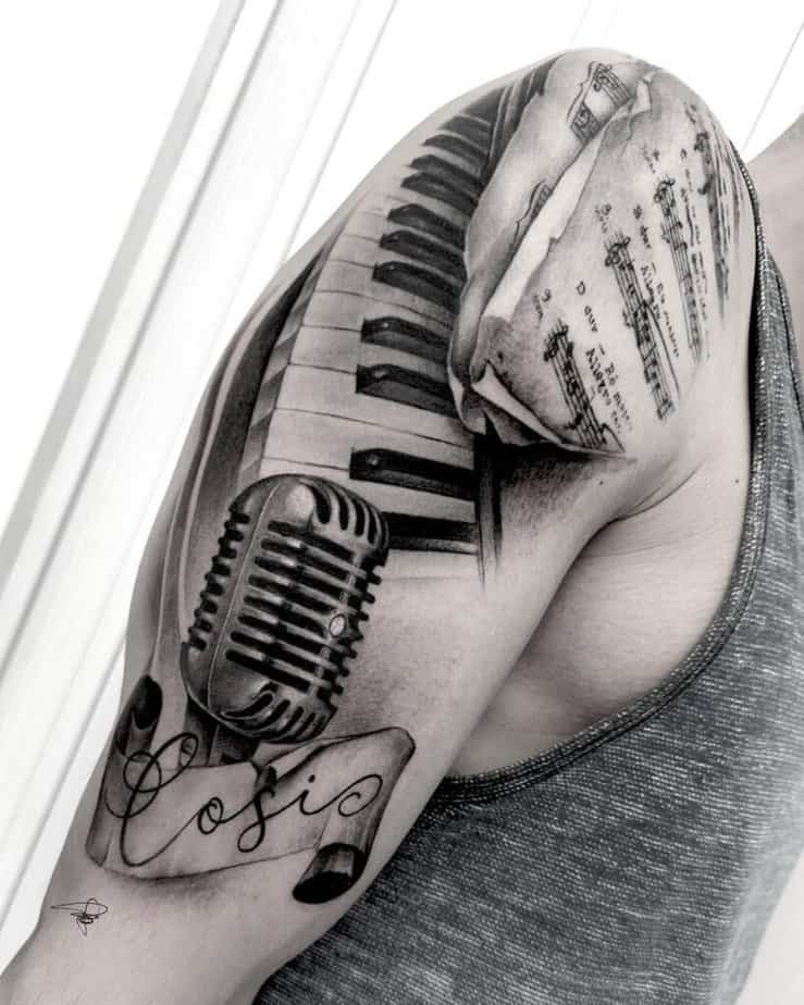 Mikrofon-Tattoos mit anderen musikalischen Details