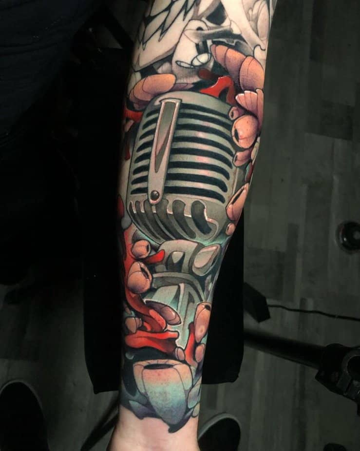 Mikrofon-Tattoo mit Farbe