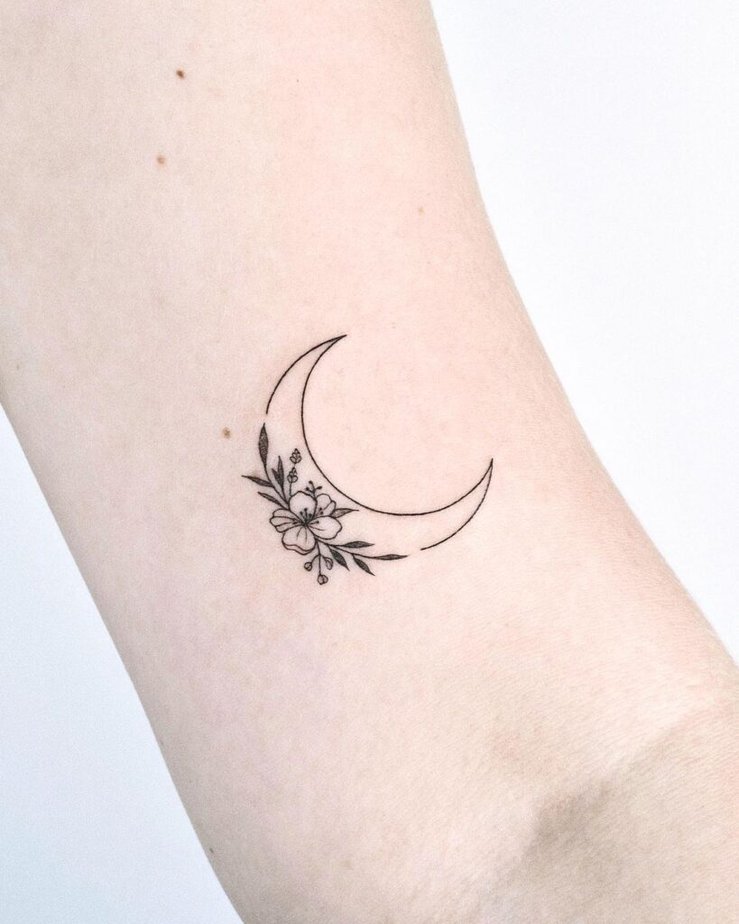 Mond und Sterne Tattoos mit floralen Details