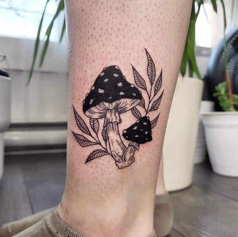 Schwarzer und grauer Pilz Tattoo