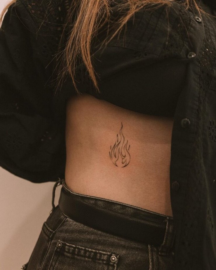 12. Ein Flammen-Tattoo auf der Seite des Bauches 