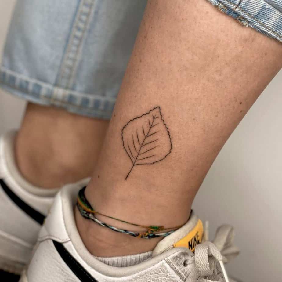 14. Ein Blatt-Tattoo auf dem Knöchel 