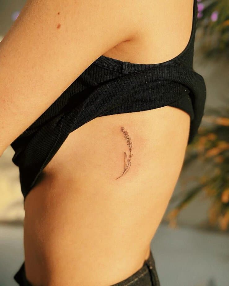 18. Ein winziges Ast-Tattoo auf dem Brustkorb 
