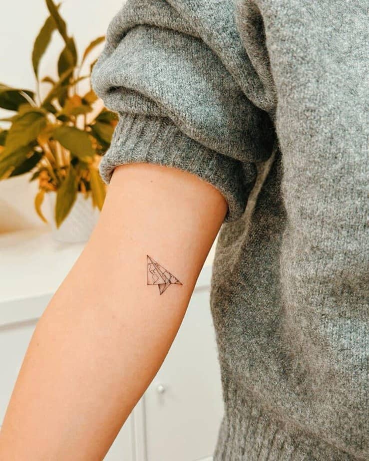 19. Ein Papierflugzeug-Tattoo auf dem Arm