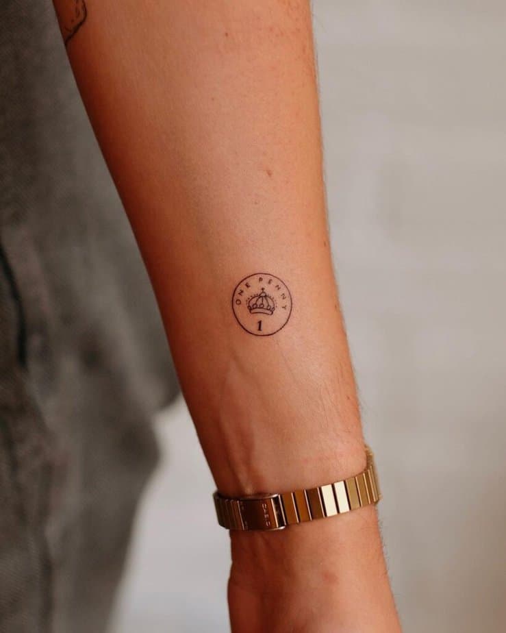 21. Ein Penny-Tattoo am Handgelenk