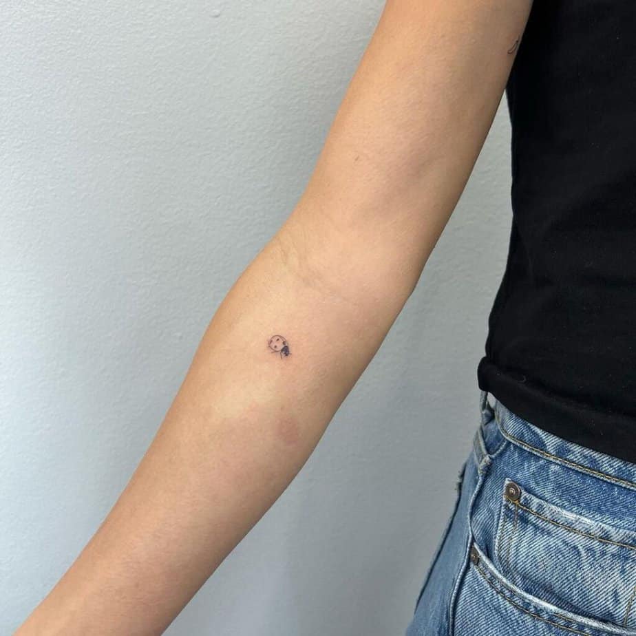 25. Ein kleiner Marienkäfer als Tattoo auf dem Arm