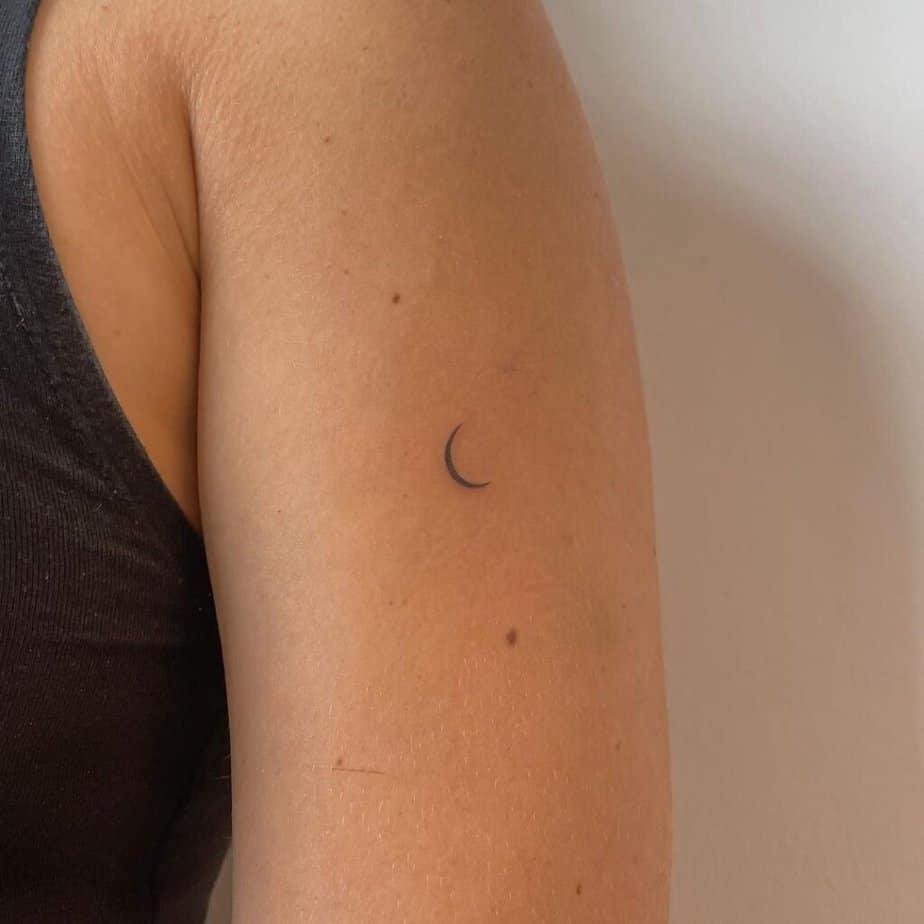 4. Ein zartes Mond-Tattoo auf dem Oberarm