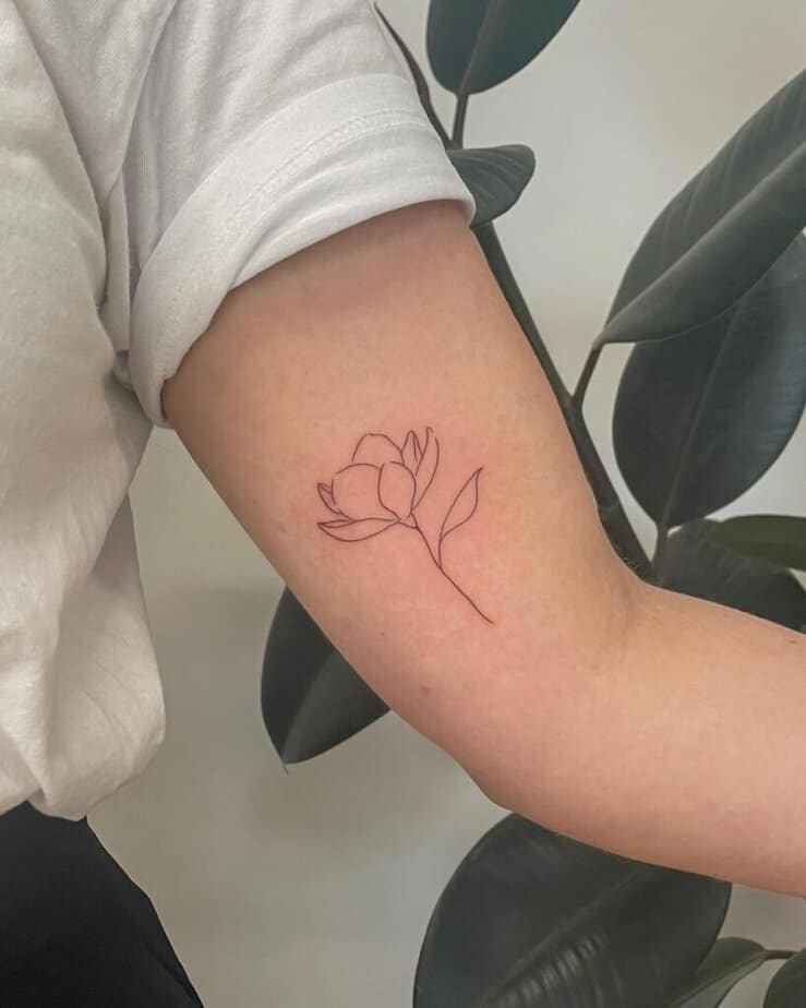 5. Ein Magnolien-Tattoo auf dem Bizeps 