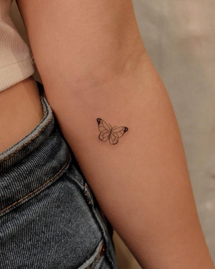 8. Ein schöner Schmetterling Tattoo auf dem Unterarm 