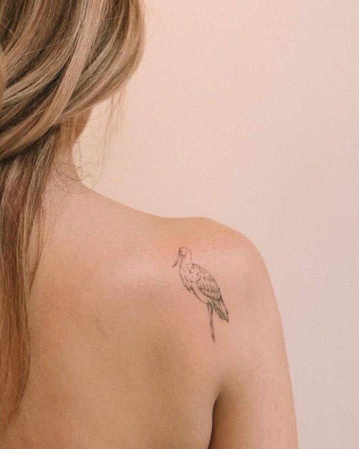 10. Ein Vogel-Tattoo auf der Rückseite der Schulter 