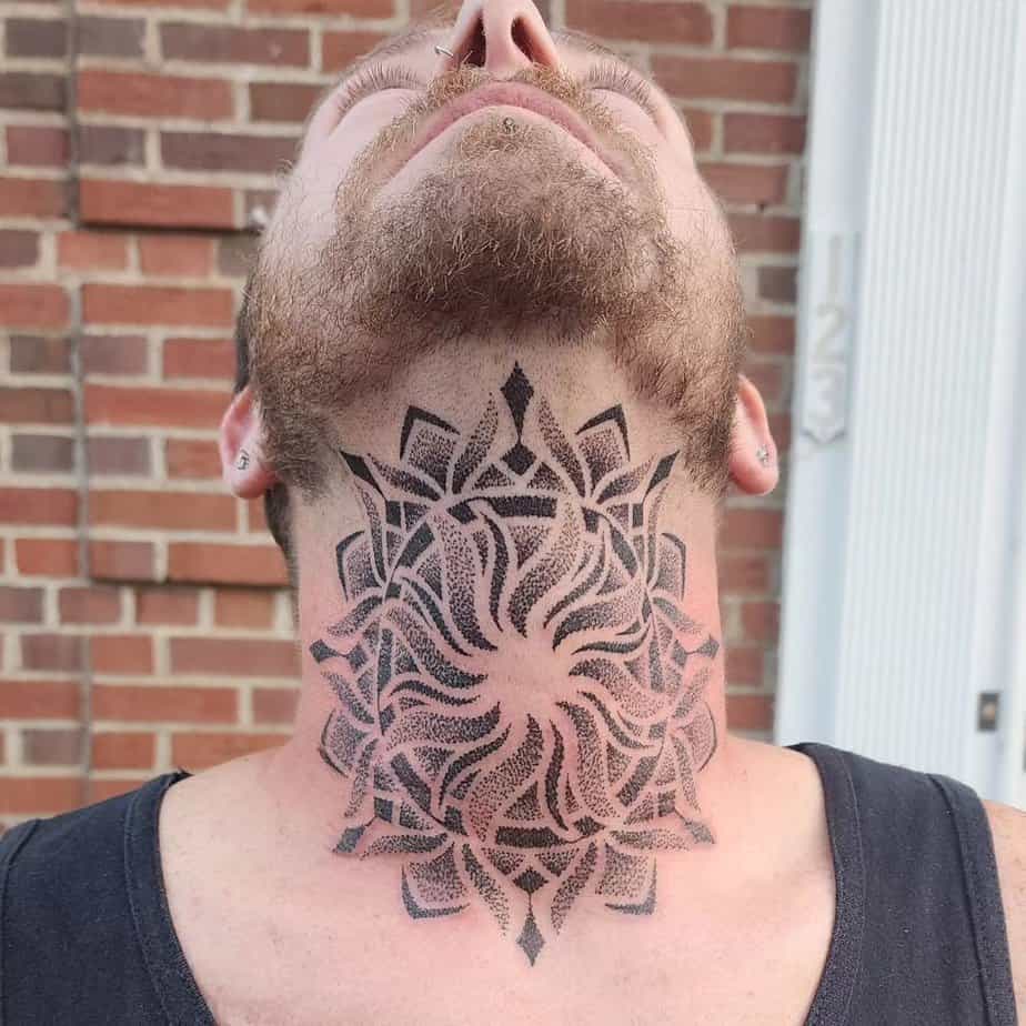 12. Ein Mandala-Tattoo im Nacken