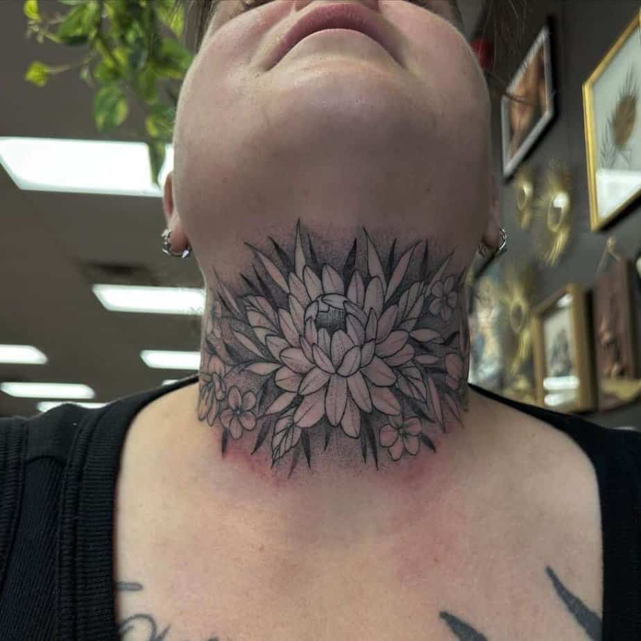 13. Ein heftiges Blumen-Tattoo am Hals