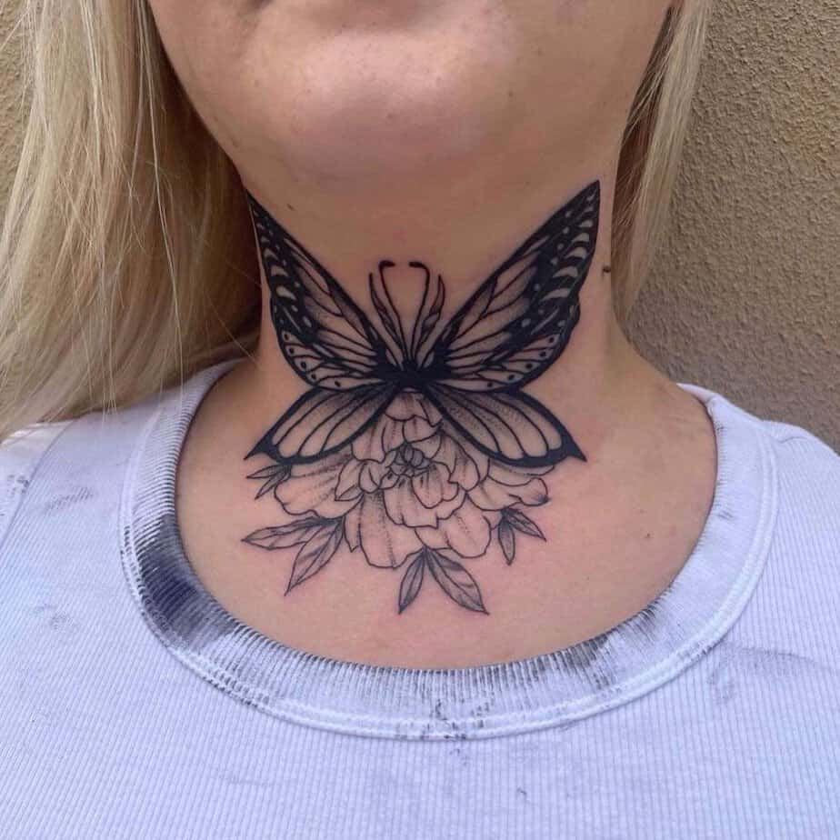 14. Eine Tätowierung im Nacken mit einem Schmetterling, umgeben von Blumen