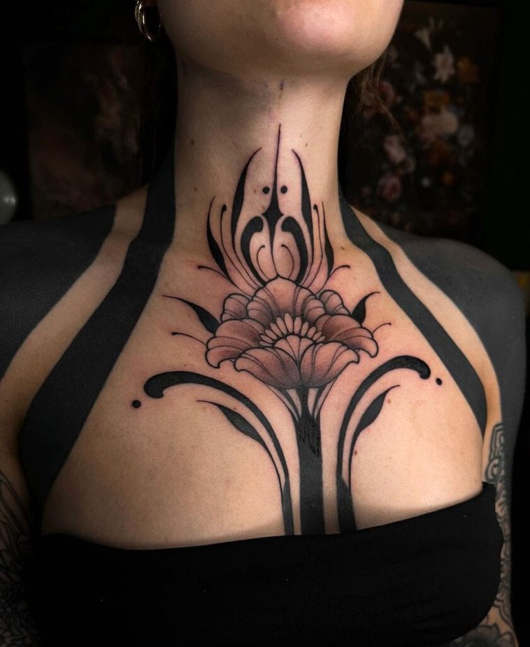 19. Ein dunkles und gewagtes ornamentales Tattoo 