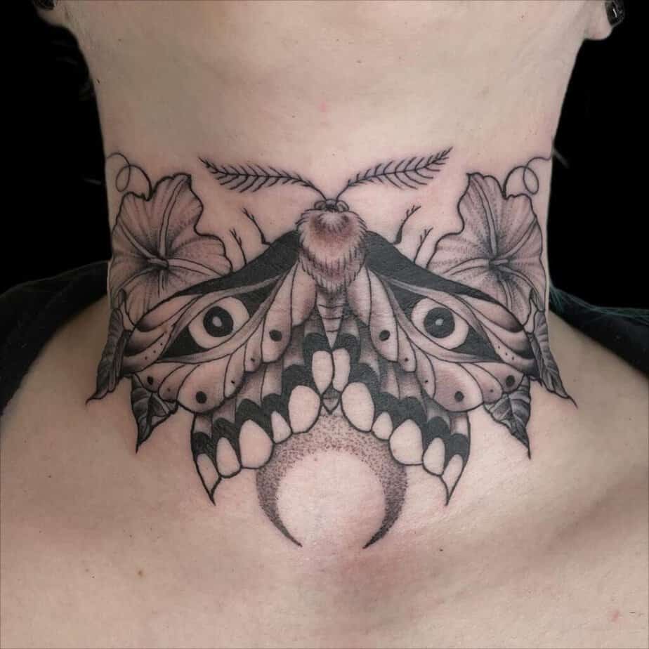 22. Ein Motten-Tattoo im Nacken