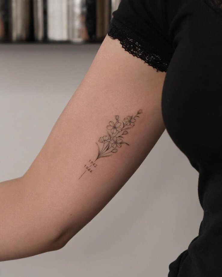 11. Ein Gänseblümchen-Tattoo mit einem Datum
